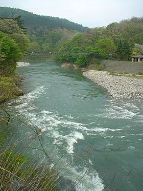 写真-3緑いっぱいの山々と川の流れ